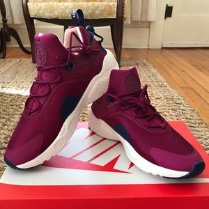 NIKE Air Huarache - Never Worn